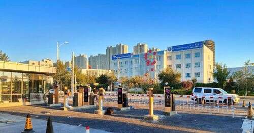 最新の会社の事例について WJDZE4I Barrier Gate with 4.5m Two Fence Arm | Industrial Park Access Case