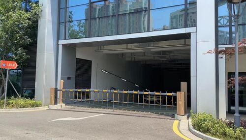 最新の会社の事例について DZE4 Barrier Gate for Industrial Park Underground Parking Entrance