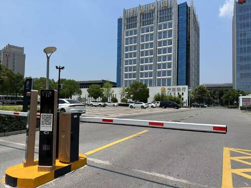 最新の会社の事例について E40Pro Barrier Gate for Business Park Parking Lot