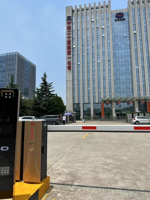 最新の会社の事例について E40Pro Barrier Gate | Headquarters Entrance of Construction Enterprise